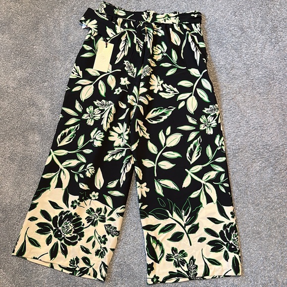 Women’s  flower and leaf flowy summer pants - Picture 4 of 7
